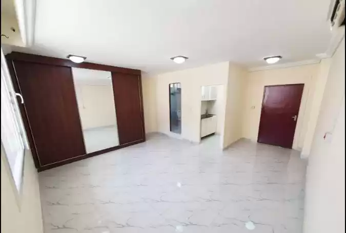 سكني عقار جاهز ستوديو غير مفروش شقة  للإيجار في الدوحة #15704 - 1  صورة 
